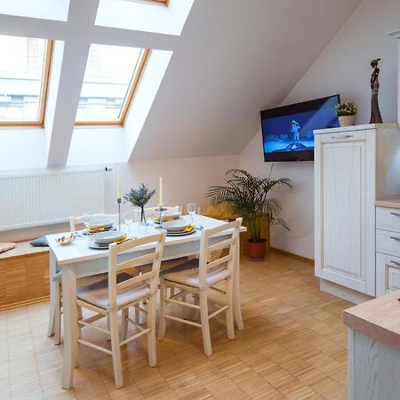 Modern Apartment Charvatova Praha Bagian luar foto