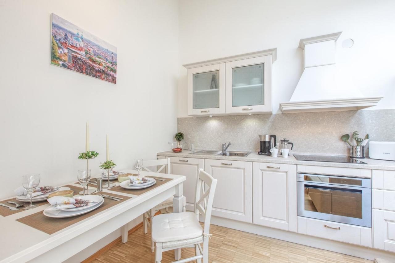 Modern Apartment Charvatova Praha Bagian luar foto