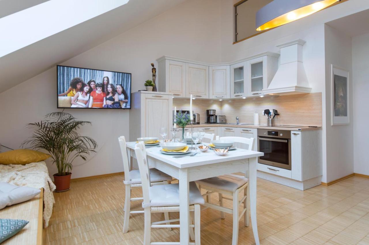 Modern Apartment Charvatova Praha Bagian luar foto