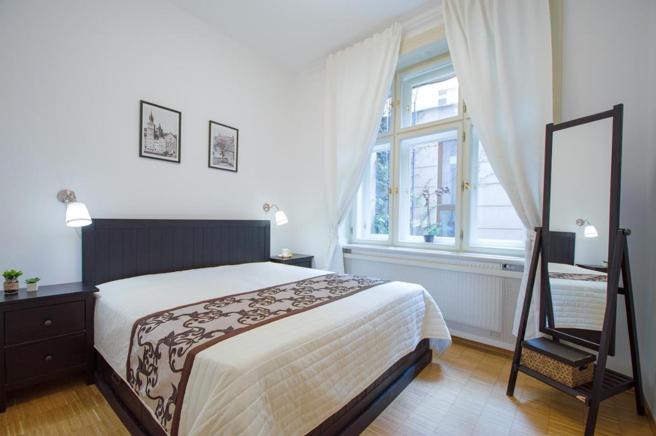 Modern Apartment Charvatova Praha Bagian luar foto