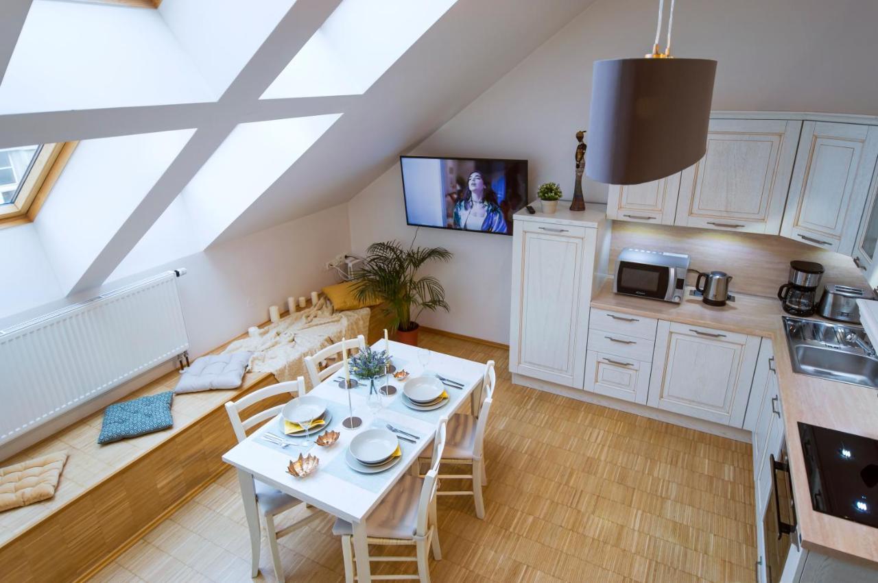 Modern Apartment Charvatova Praha Bagian luar foto