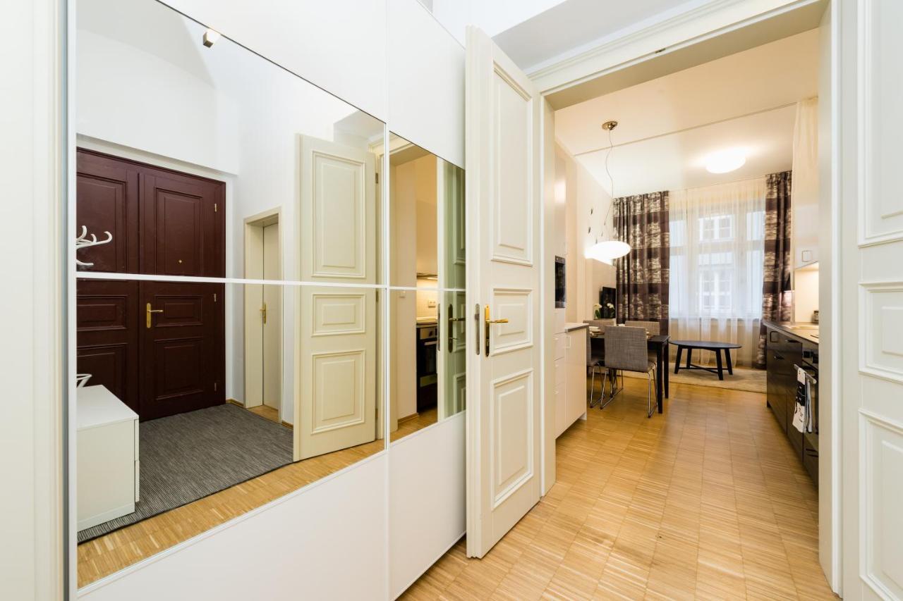 Modern Apartment Charvatova Praha Bagian luar foto
