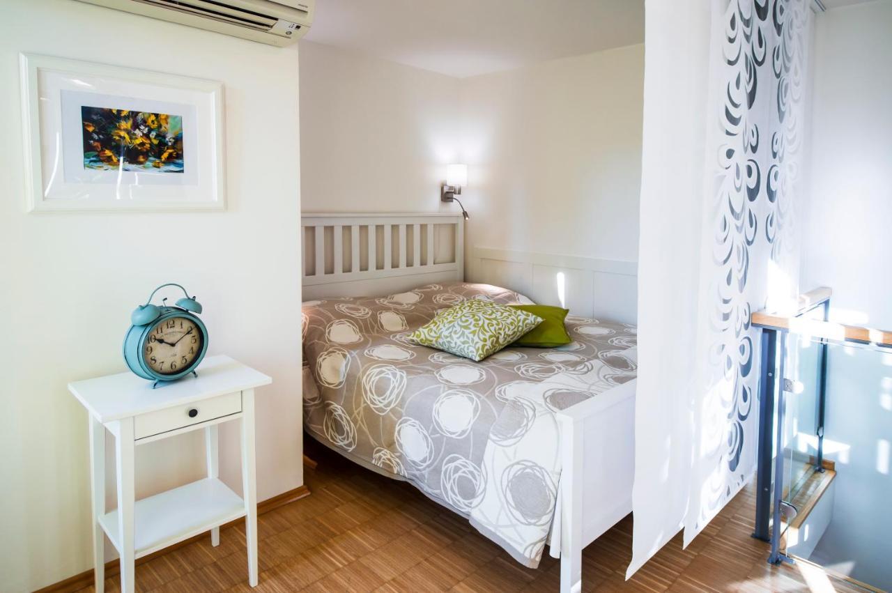 Modern Apartment Charvatova Praha Bagian luar foto