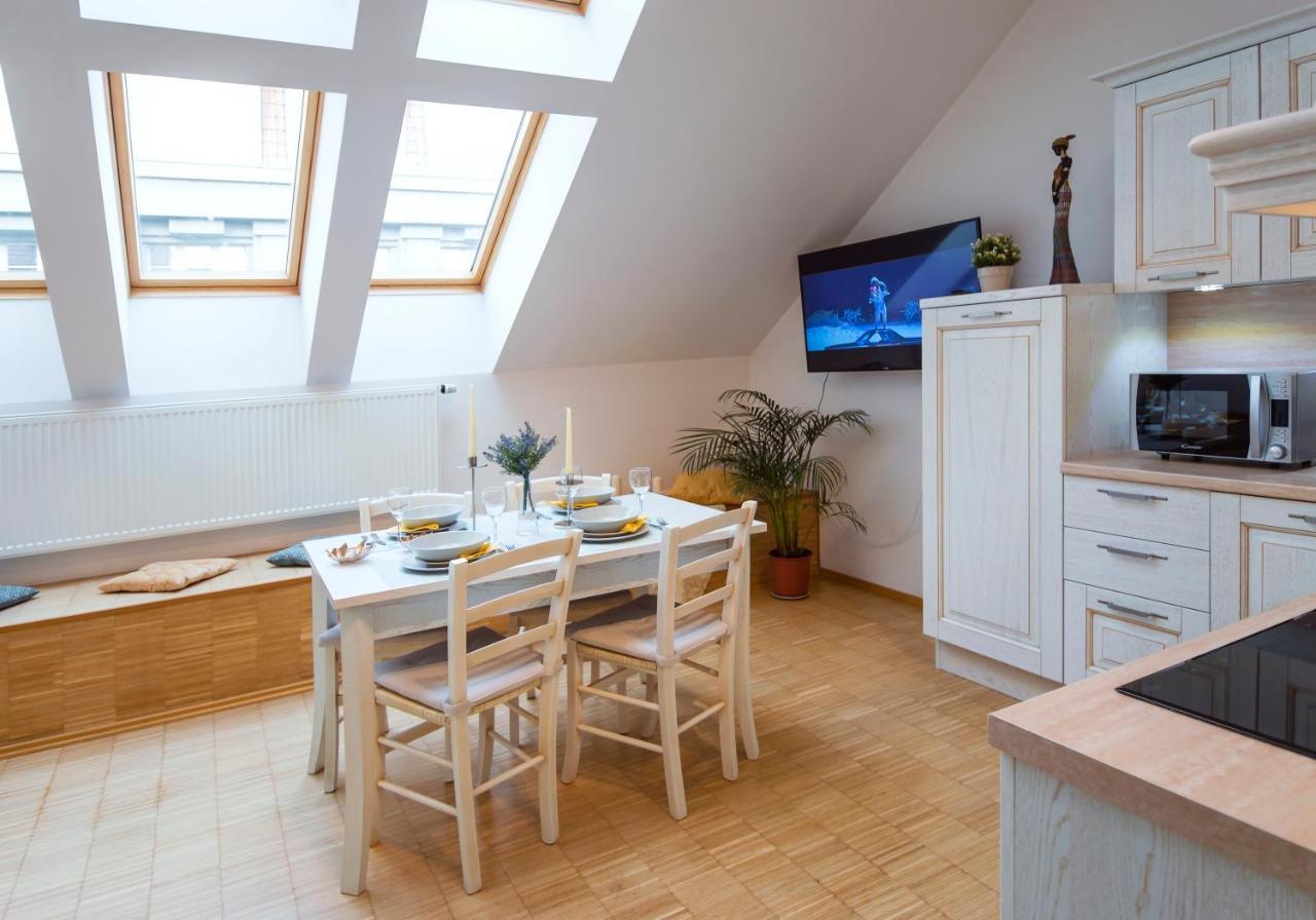 Modern Apartment Charvatova Praha Bagian luar foto